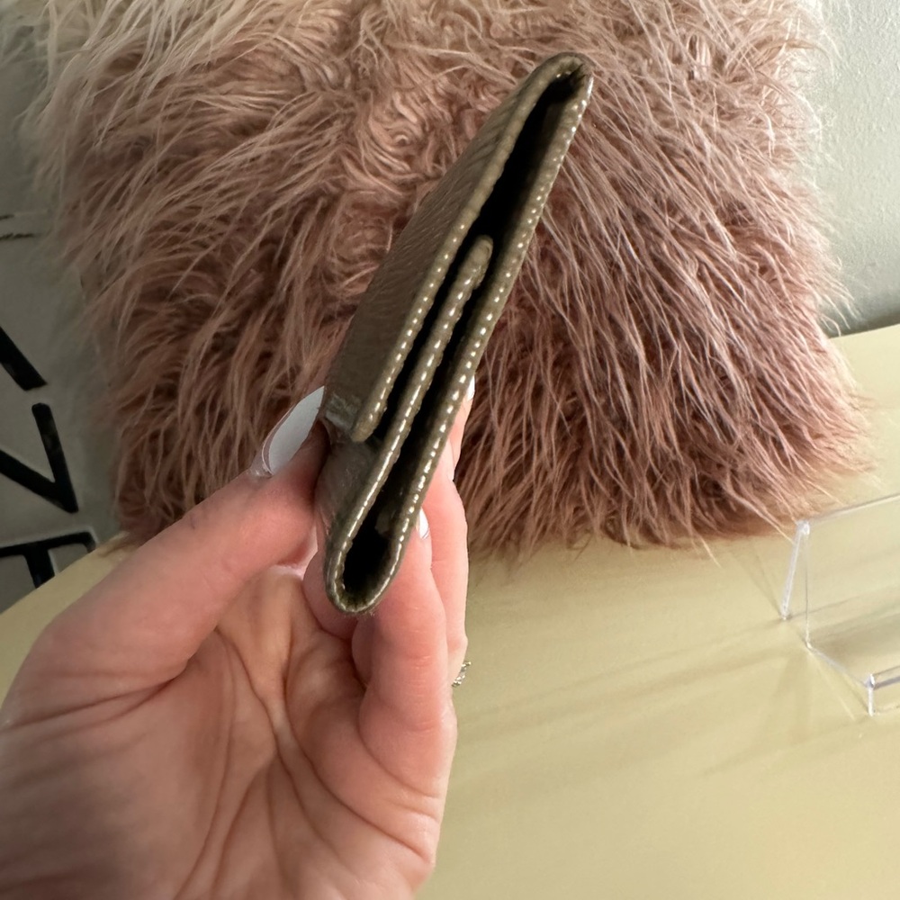 Louis Vuitton Pepper Gray 6 Key Holder - Picture 5 of 7